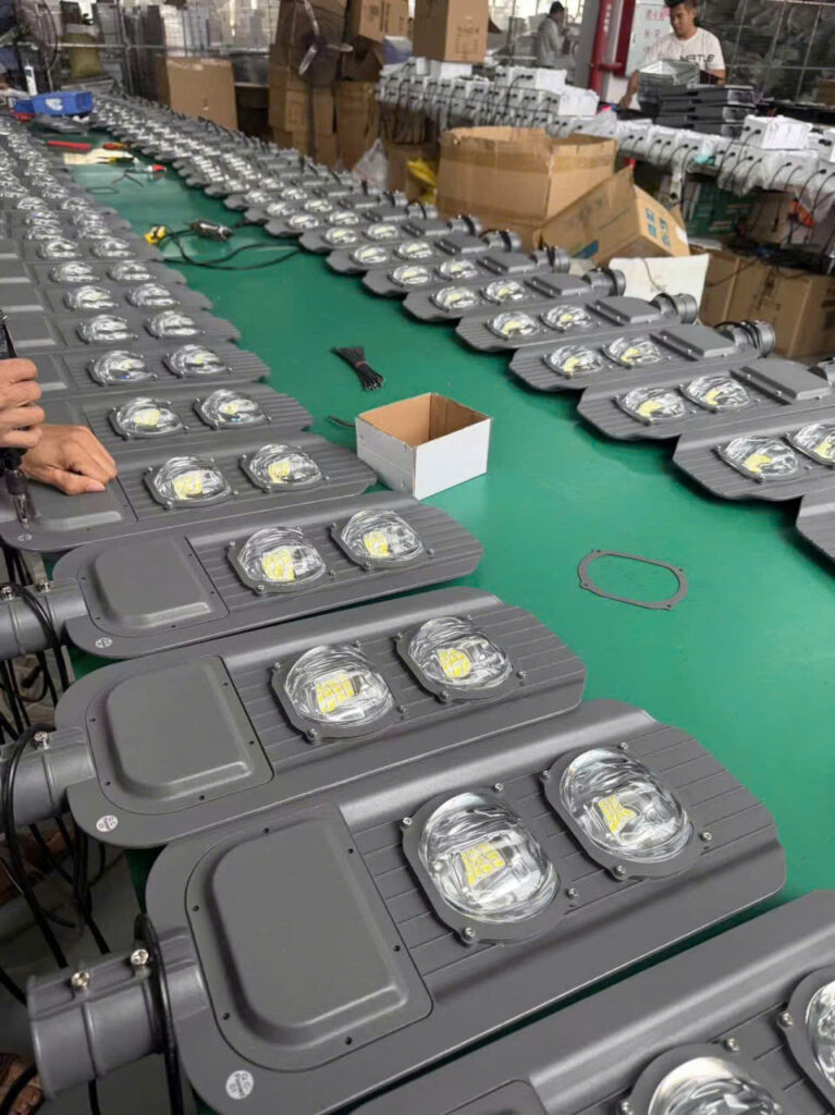 Đèn Pha LED Solar Giá Rẻ Chất Lượng